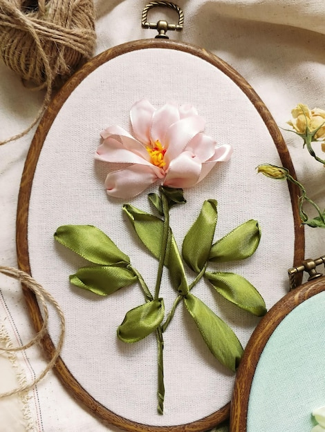 Ručné vyšívanie na prírodnej látke